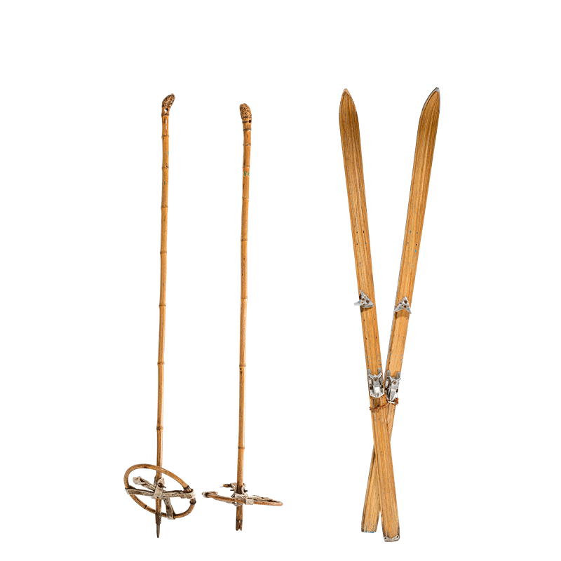 Skis et batons de ski en bois