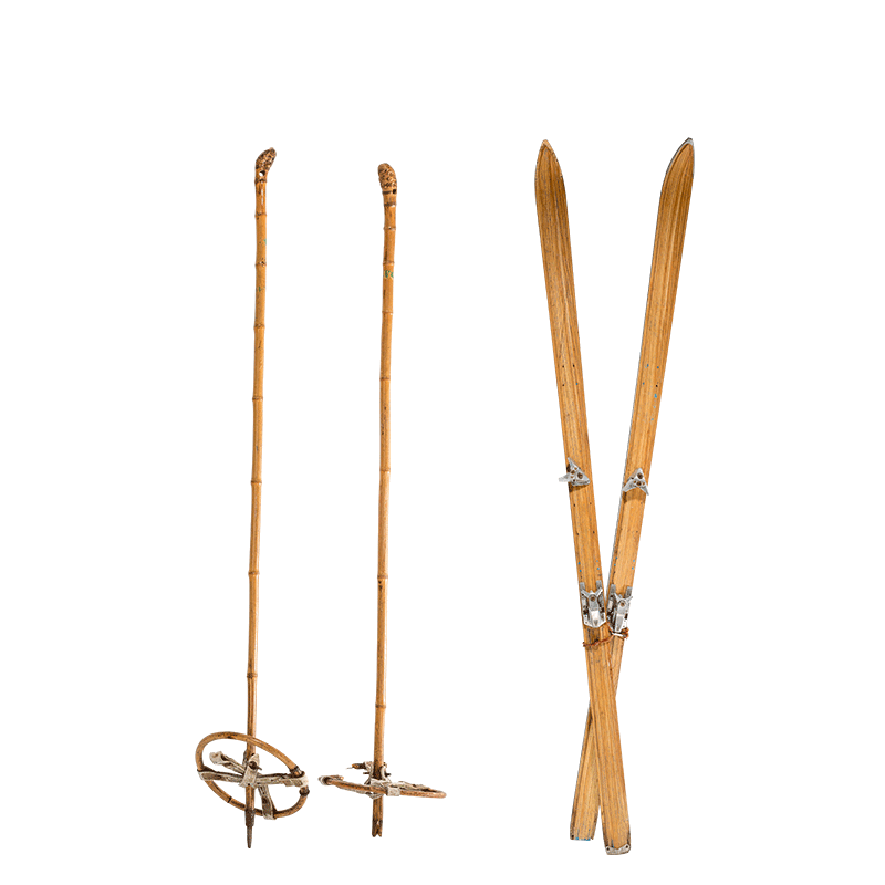 Skis et batons de ski en bois