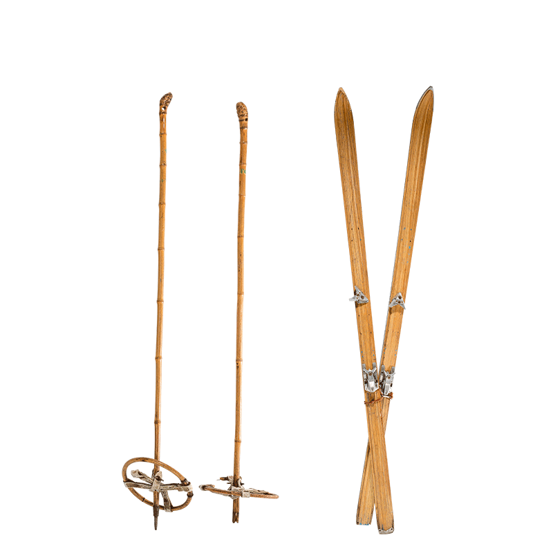 Skis et batons de ski en bois